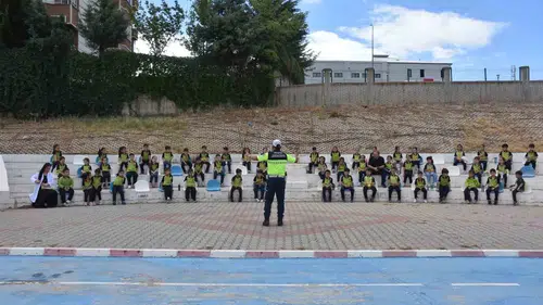 Siirtli çocuklar trafik kurallarını uygulamalı olarak öğreniyor