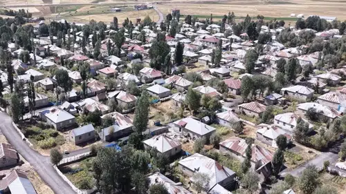 Yüksekova'nın simetrik köyü Doğanlı görenleri kendine hayran bırakıyor