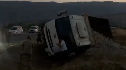 Hakkari Derecik'te kum yüklü kamyonet devrildi