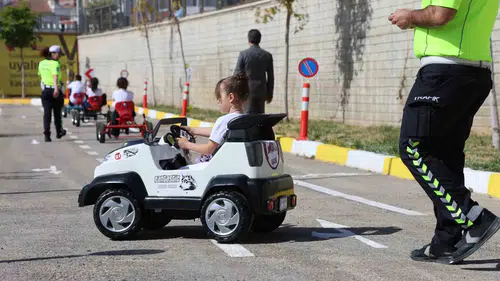 Minik sürücüler trafik kurallarını eğlenerek öğrendi