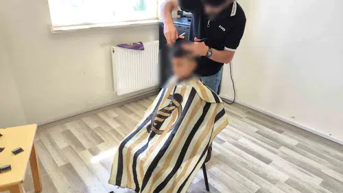 Hakkari'de denetimli serbestlik yükümlüleri köy okulundaki çocukların saç bakımını yaptı