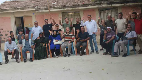 Emekli öğretmen 40 yıl sonra öğrencileriyle köy okulunda buluştu