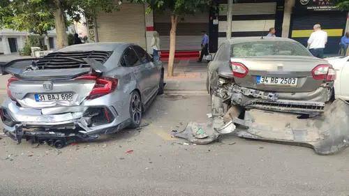Batman'da park halindeki araçlara çarpan sürücü olay yerinden kaçtı