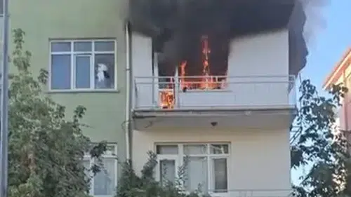 Elazığ Rüstempaşa Mahallesinde korkutan apartman yangını