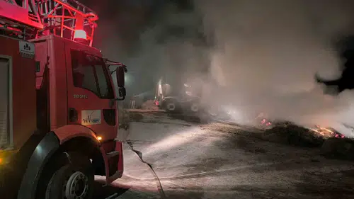 Çaldıran'da ot yığınları alevlere teslim oldu