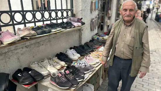 Vanlı ayakkabı ustası tamir ettiği ayakkabıları ihtiyaç sahiplerine ücretsiz dağıtıyor