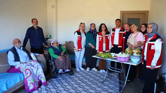 Elazığ'da yaşlı çiftin kışlık hazırlıklarına gönüllülerden anlamlı destek