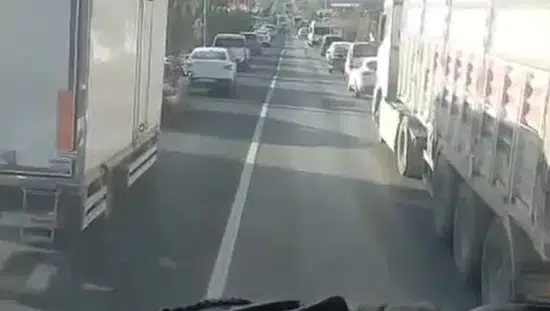 Mardin trafiğinde örnek davranış: Sürücüler itfaiyeye yol açtı