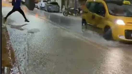 Elazığ sağanak yağışla birlikte zor anlar yaşadı