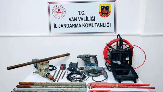 Van’da sit alanında kaçak kazı yapan 2 kişi suçüstü yakalandı