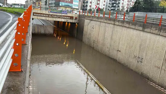 Diyarbakır sağanak yağışla felç oldu