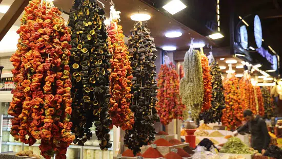 Elazığ Kapalı Çarşıda kışlık kurutmalıklar tezgahlara renk kattı
