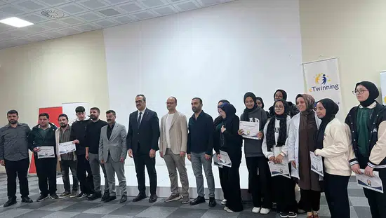 Genç ilçesinde öğrencilere dijital dünyada güvenli kalmanın yolları anlatıldı