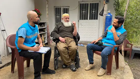 Kazak doktor Hakkari sınırında şifa dağıtıyor