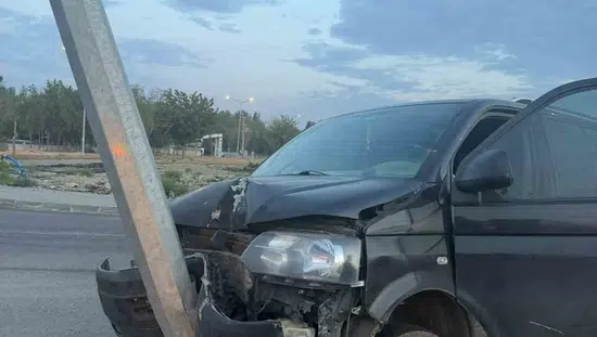 Batman'da direksiyon hakimiyetini kaybeden sürücü aydınlatma direğine çarptı