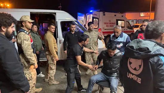Hakkari'de kaçak göçmenleri taşıyan minibüs dereye yuvarlandı 20 yaralı