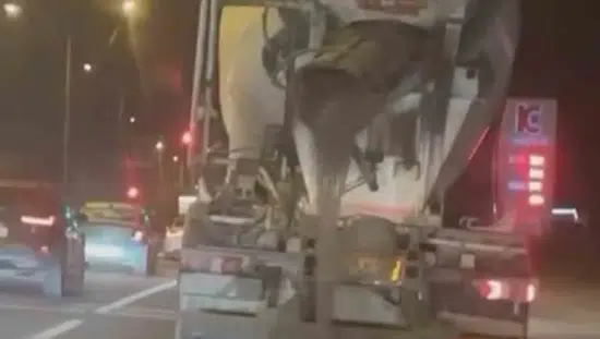 Elazığ'da beton mikserinin yola harç saçtığı anlar kameraya yansıdı