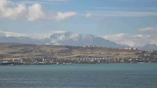 Van'da kar yağışı zirveleri beyaza boyadı