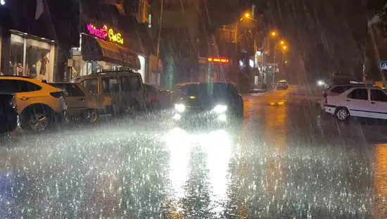 Siverek'te gece bastıran sağanak hayatı olumsuz etkiledi