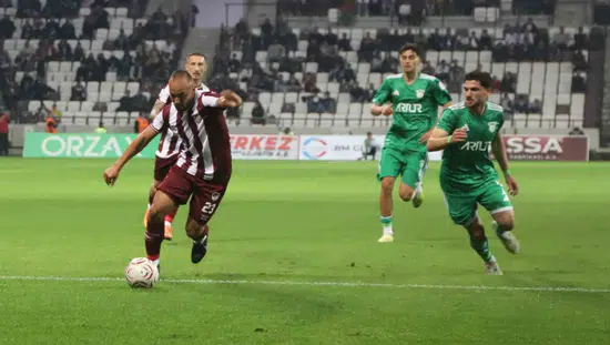Elazığspor evinde Arnavutköy Belediyespor'u üç golle geçti