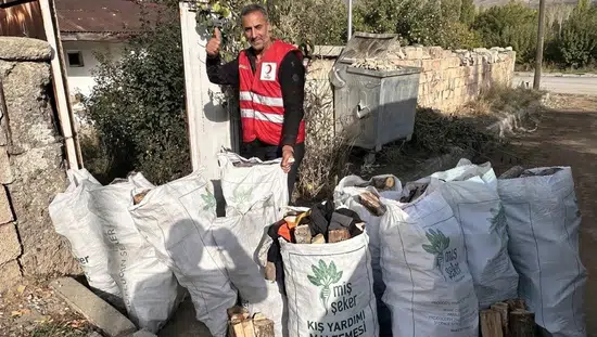 Kızılay Muradiye şubesi yaşlıların ısınma ihtiyacını karşılamak için harekete geçti