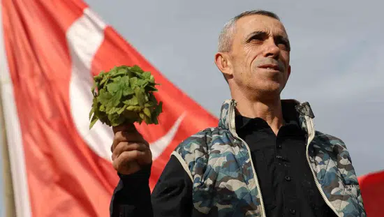 Öğretmen Hakan Özdemir atıl dağlık araziyi şifalı bitki bahçesine dönüştürdü
