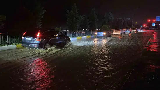 Elazığ Yazıkonak beldesinde sağanak yağış caddeleri göle çevirdi