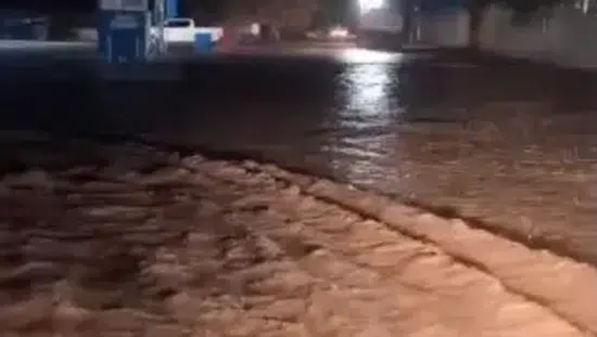Şanlıurfa'da aniden bastıran sağanak hayatı felç etti