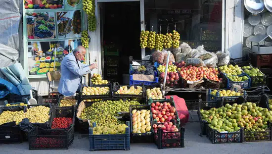 Muş'ta 40 yıllık gelenek: Güz armutlarını ipe dizerek saklıyorlar