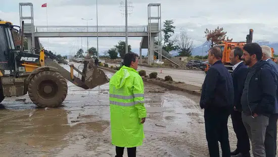 Yurtbaşı Belediye Başkanı Nihat Doğan sel felaketinin ardından sahada çalışmalarını sürdürüyor
