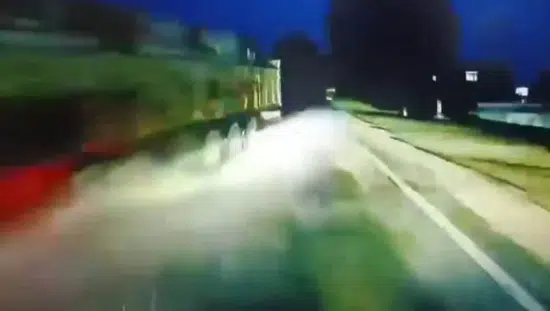 Şırnak'ta otobüs ve tırın çarpıştığı kaza anı kameraya yansıdı