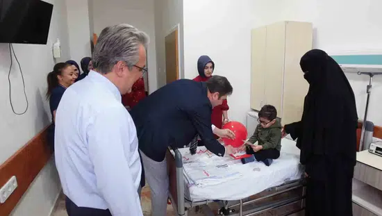 Fırat Üniversitesi Hastanesi çocukları 29 Ekim coşkusuyla mutlu etti