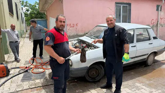Şanlıurfa'da otomobilin motoruna saklanan yılan paniğe yol açtı