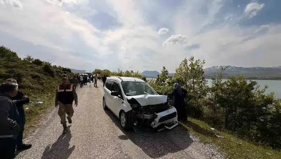 Tatvan yolunda iki araç çarpıştı 6 kişi hastaneye kaldırıldı