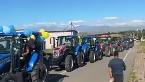 Siirt'te lüks araçlar yerine traktörler konvoy yaptı