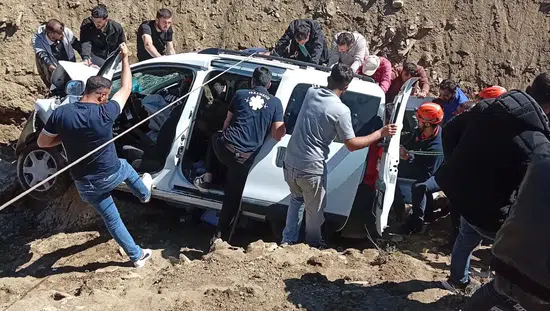 Muş Yazla köyünde otomobil çaya uçtu