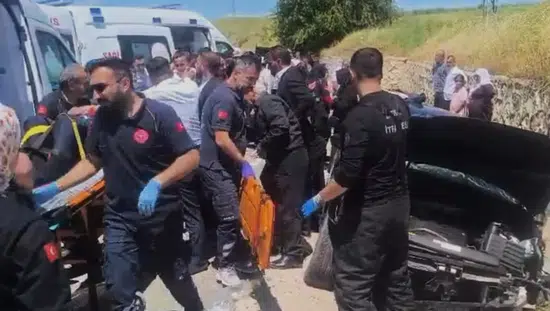 Batman'da yol kenarındaki duvara çarpan araçta beş kişi yaralandı