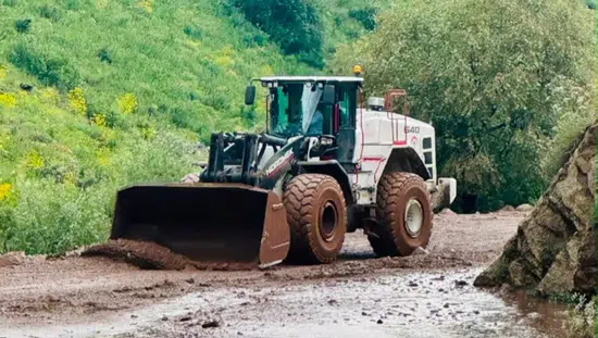 Yüksekova’da dağdan kopan kayalar yolu trafiğe kapattı
