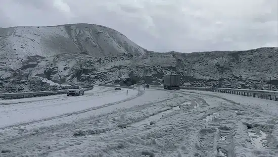 Haziran ayında Tendürek Geçidi beyaza büründü