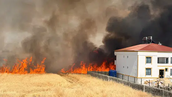 Diyarbakır Bağlar’da korkutan yangın büyümeden söndürüldü