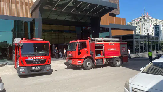 Elazığ’da otel yangını 10 kişi dumandan etkilendi