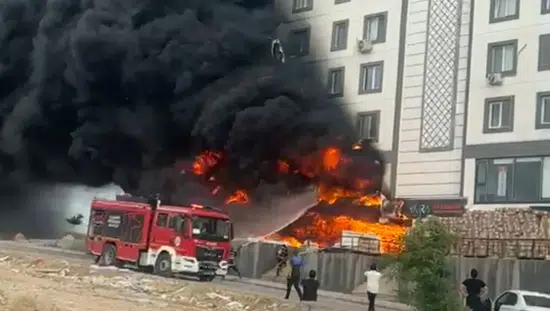 Karaköprüde apartman sakinlerini korkutan depo yangını