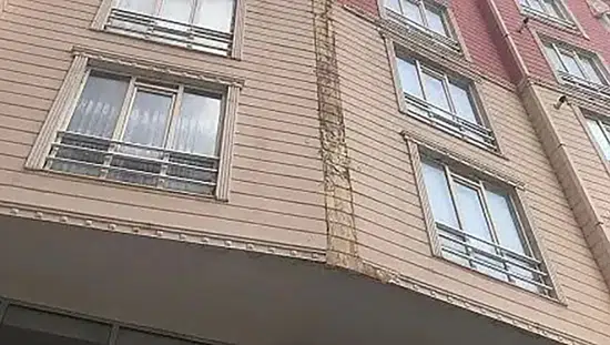 Siirt’te apartmandan kopan parçalar otomobili hurdaya çevirdi
