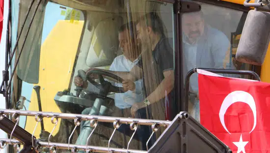 Özgür Özel Diyarbakır tarlasında çiftçinin derdini dinledi