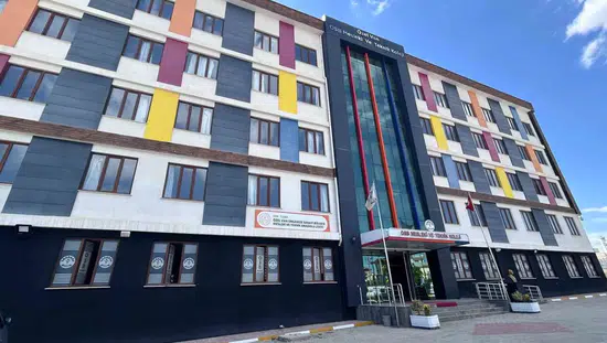 Vanlı gençler okulda hem üretiyor hem meslek öğreniyor