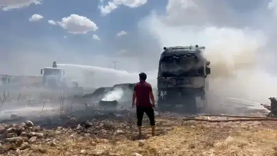 Viranşehir yolunda saman yüklü TIR alevlere teslim oldu