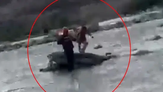 Siirt Kezer Çayında yükselen sular bir çocuğu kayalıkların üzerinde hapsetti