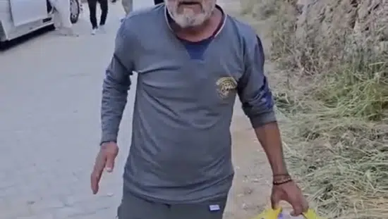 Çermik’te piknikçilerin bıraktığı çöpleri bir vatandaş tek başına temizledi
