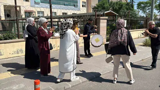 Diyarbakırda bitmeyen boşanma davası adliye önünde halaya döndü