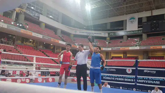 Cizreli boksör Muhammed Kayseri’deki şampiyonada adını çeyrek finale yazdırdı